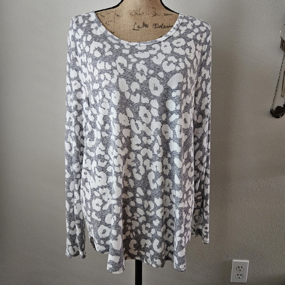 Old Navy Sweaters - Old Navy cheetah sweater